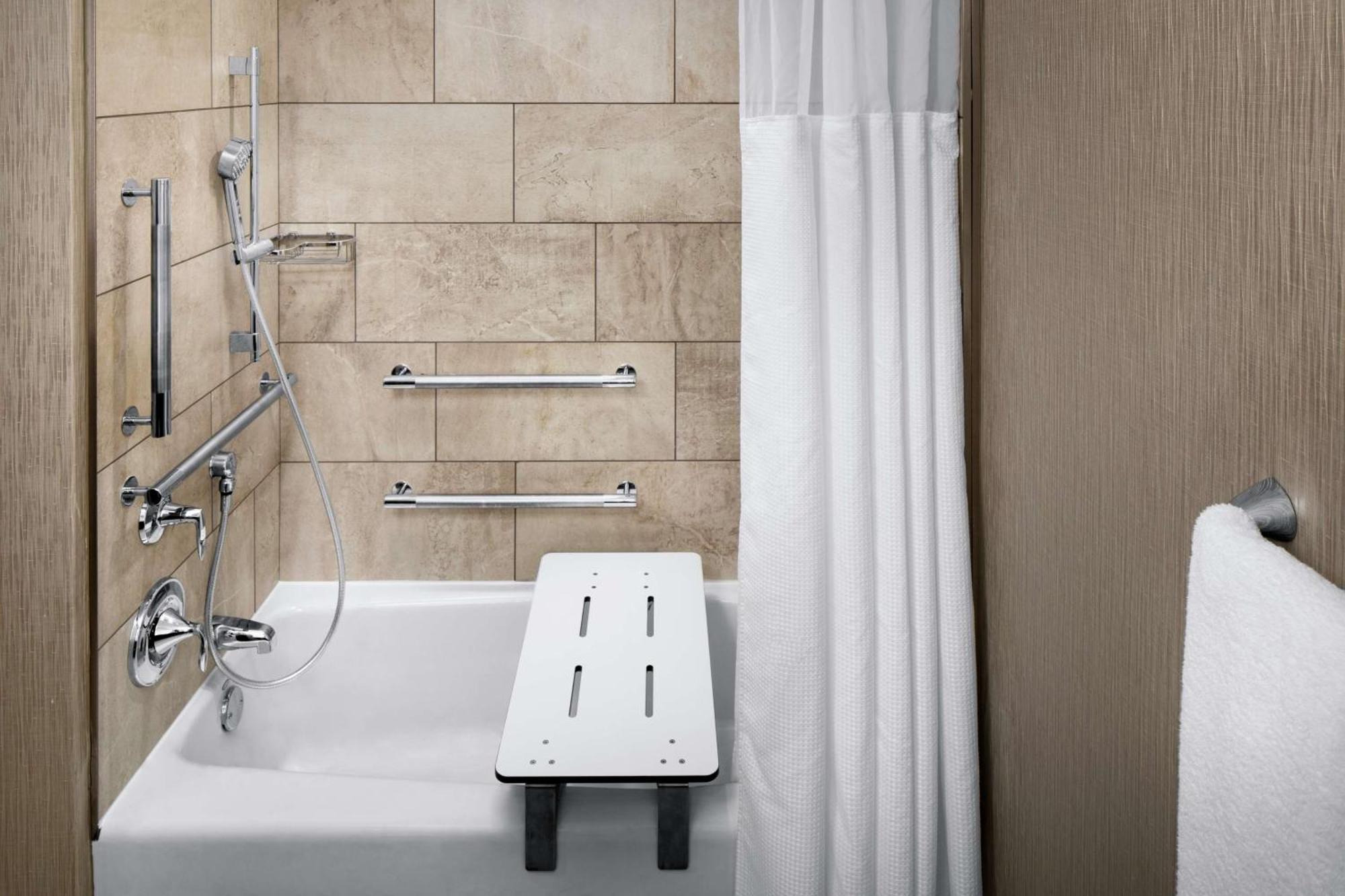 King Room Mobility Accessible Tub,1551965044:JPEG